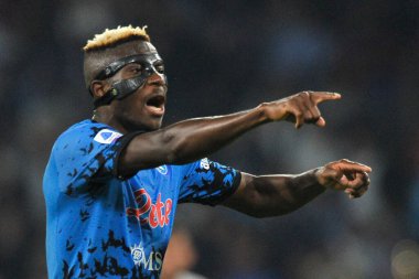 Napoli 'nin Victor Osimhen oyuncusu, İtalya serisi şampiyonasında Napoli, Bologna final maçında, Napoli 3, Bologna 2, Diego Armando Maradona Stadyumu' nda oynandı..
