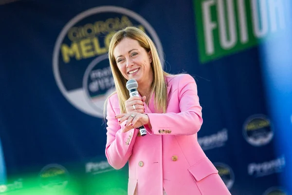 İtalyan cumhuriyetinin Giorgia Meloni milletvekili, 25 Eylül 'de yapılacak seçimlerden önce Bagnoli plajında kasaba halkıyla yaptığı bir toplantıda,.