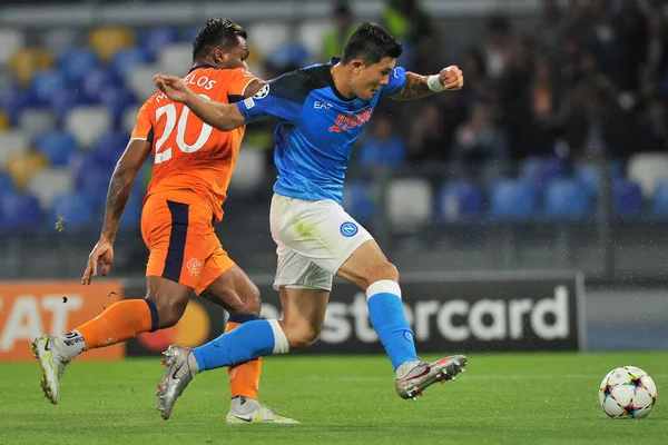 Napoli 'nin Ki Minjae oyuncusu ve Rangers' ın Alfredo Morelos oyuncusu, Napoli - Rangers final maçı sırasında, Napoli 3, Rangers 0, Diego Armando Maradona Stadyumu 'nda oynandı..