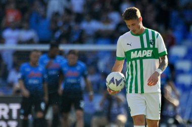 Sassuolo 'dan Andrea Pinamonti, İtalya Serie A Ligi maçında Napoli - Sassuolo final maçı, Napoli 4, Sassuolo 0, Diego Armando Maradona Stadyumu' nda oynandı..