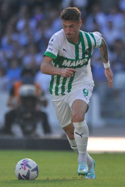 Sassuolo 'dan Andrea Pinamonti, İtalya Serie A Ligi maçında Napoli - Sassuolo final maçı, Napoli 4, Sassuolo 0, Diego Armando Maradona Stadyumu' nda oynandı..
