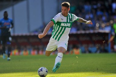 Sassuolo 'dan Andrea Pinamonti, İtalya Serie A Ligi maçında Napoli - Sassuolo final maçı, Napoli 4, Sassuolo 0, Diego Armando Maradona Stadyumu' nda oynandı..