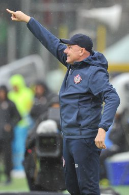 Cremonese 'in Massimiliano Alvini koçu, İtalya Serie A Ligi maçında Salernitana ve Cremonese arasında oynanan final maçı, Salernitan 2, Cremonese 2, Arechi Stadyumu' nda oynandı..