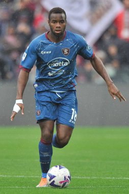 Salernitana 'nın Lassana Coulibaly oyuncusu, İtalya Serie A Ligi maçında Salernitana ve Cremonese arasındaki final maçı, Salernitan 2, Cremonese 2, Arechi Stadyumu' nda oynandı..