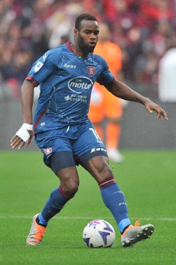 Salernitana 'nın Lassana Coulibaly oyuncusu, İtalya Serie A Ligi maçında Salernitana ve Cremonese arasındaki final maçı, Salernitan 2, Cremonese 2, Arechi Stadyumu' nda oynandı..