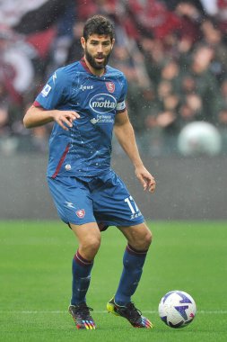 Salernitana 'lı Federico Fazio oyuncusu, İtalya Serie A Ligi maçında Salernitana ile Cremonese arasındaki final maçı, Salernitan 2, Cremonese 2, Arechi Stadyumu' nda oynandı..