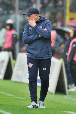 Cremonese 'in Massimiliano Alvini koçu, İtalya Serie A Ligi maçında Salernitana ve Cremonese arasında oynanan final maçı, Salernitan 2, Cremonese 2, Arechi Stadyumu' nda oynandı..