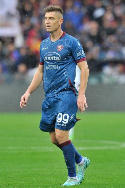 Salernitana 'nın Pitek oyuncusu Krzysztof Pitek, İtalya Serie A ligi maçında Salernitana ile Cremonese arasında oynanan final maçında, Salernitan 2, Cremonese 2, Arechi Stadyumu' nda oynandı.