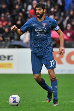 Salernitana 'lı Federico Fazio oyuncusu, İtalya Serie A Ligi maçında Salernitana ile Cremonese arasındaki final maçı, Salernitan 2, Cremonese 2, Arechi Stadyumu' nda oynandı..