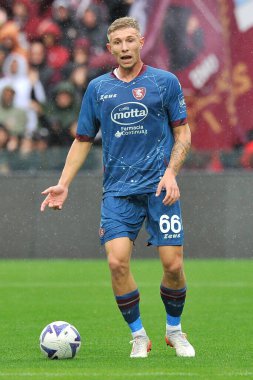 Salernitana 'dan Matteo Lovato, İtalya Serie A Ligi' nde Salernitana ile Cremonese arasında oynanan final maçında, Salernitan 2, Cremonese 2, Arechi Stadyumu 'nda oynandı..