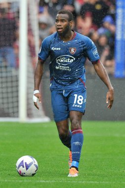 Salernitana 'nın Lassana Coulibaly oyuncusu, İtalya Serie A Ligi maçında Salernitana ve Cremonese arasındaki final maçı, Salernitan 2, Cremonese 2, Arechi Stadyumu' nda oynandı..