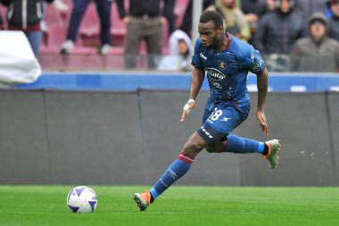 Salernitana 'nın Lassana Coulibaly oyuncusu, İtalya Serie A Ligi maçında Salernitana ve Cremonese arasındaki final maçı, Salernitan 2, Cremonese 2, Arechi Stadyumu' nda oynandı..