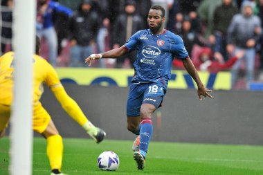 Salernitana 'nın Lassana Coulibaly oyuncusu, İtalya Serie A Ligi maçında Salernitana ve Cremonese arasındaki final maçı, Salernitan 2, Cremonese 2, Arechi Stadyumu' nda oynandı..