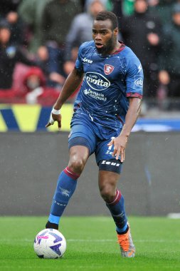 Salernitana 'nın Lassana Coulibaly oyuncusu, İtalya Serie A Ligi maçında Salernitana ve Cremonese arasındaki final maçı, Salernitan 2, Cremonese 2, Arechi Stadyumu' nda oynandı..