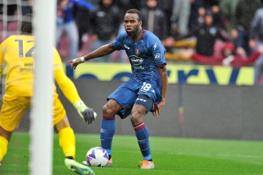 Salernitana 'nın Lassana Coulibaly oyuncusu, İtalya Serie A Ligi maçında Salernitana ve Cremonese arasındaki final maçı, Salernitan 2, Cremonese 2, Arechi Stadyumu' nda oynandı..