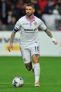 Cremonese 'nin Cristian Buonaiuto oyuncusu, İtalya Serie A Ligi' nde Salernitana ile Cremonese arasında oynanan final maçında, Salernitan 2, Cremonese 2, Arechi Stadyumu 'nda oynandı..