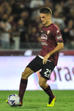 Salernitana 'dan Giulio Maggiore, İtalya Serie A Ligi maçında Salernitana ile Lecce arasındaki final maçı, Salernitana 1, Lecce 2, Arechi Stadyumu' nda oynandı..