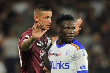 Salernitana 'nın Pasquale Mazzocchi oyuncusu ve Lecce' nin Lameck Banda oyuncusu, İtalya Serie A Ligi maçında Salernitana ile Lecce arasındaki final maçı, Salernitana 1, Lecce 2, Arechi Stadyumu 'nda oynandı..