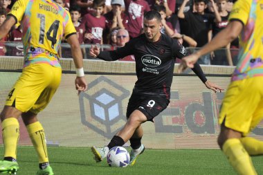 Salernitana 'dan Federico Bonazzoli, İtalya Serie A ligi maçında Salernitana - Spezia final maçı, Salernitana 1, Spezia 0, Arechi Stadyumu' nda oynandı..