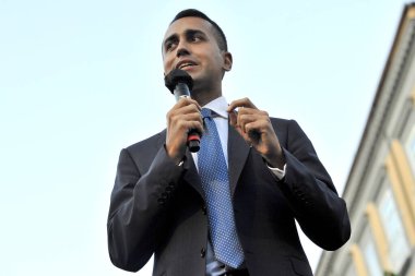 Luigi Di Maio dışişleri bakanı, Napoli 'deki Piazza Dante' de gerçekleşen belediye başkanı Gaetano Mafredi 'ye destek için seçim kampanyasının kapanışı sırasında,. 