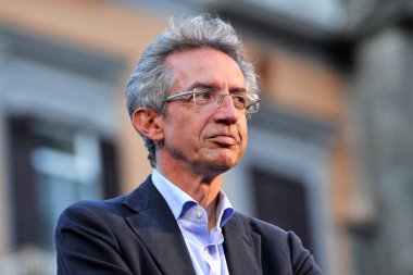 Napoli 'deki Piazza Dante' de gerçekleşen seçim kampanyasının kapanışı sırasında Gaetano Manfredi 'nin Napoli Belediye Başkanlığı adayı. 