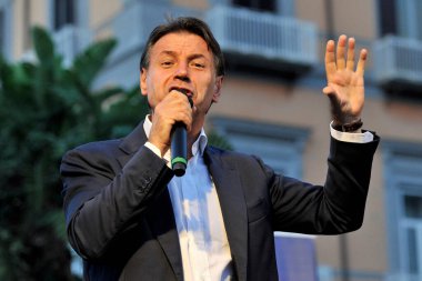 Giuseppe Conte, Napoli 'deki Piazza Dante' de gerçekleşen belediye başkanı adayı Gaetano Mafredi 'ye destek için yapılan seçim kampanyasının kapanışı sırasında 5 yıldızlı hareketin başkanı oldu..