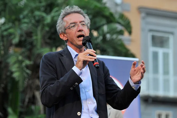 那不勒斯市长候选人加埃塔诺 曼弗雷迪在那不勒斯的但丁广场竞选活动结束时竞选 — 图库照片