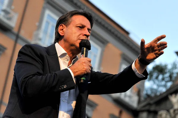 支持市长候选人Gaetano Mafredi的竞选活动在那不勒斯的但丁广场举行 在竞选活动结束时 五星运动主席朱塞佩 康德宣布结束 — 图库照片