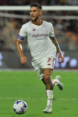 Roma 'nın Lorenzo Pellegrini oyuncusu, İtalya Serie A Ligi' nin Salernitana ile Romanlar arasındaki final maçı olan Salernitana 0, Roma 1, Arechi Stadyumu 'nda oynanan karşılaşma sırasında.