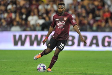 Salernitana 'nın Lassana Coulibaly oyuncusu, Salernitana ile Roma arasındaki İtalya Serie A ligi final maçı sırasında Salernitana 0, Roma 1, Arechi Stadyumu' nda oynandı..