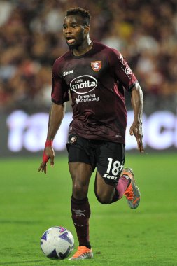 Salernitana 'nın Lassana Coulibaly oyuncusu, Salernitana ile Roma arasındaki İtalya Serie A ligi final maçı sırasında Salernitana 0, Roma 1, Arechi Stadyumu' nda oynandı..