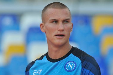 Napoli 'den Leo Ostegard oyuncusu, Napoli ile Juve Stabia arasındaki dostluk maçı sonucu, Napoli 3, Juve Stabia 0, Diego Armando Maradona Stadyumu' nda oynandı..