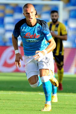 Napoli 'den Leo Ostigard oyuncusu, Napoli ile Juve Stabia arasındaki dostluk maçı sonucu, Napoli 3, Juve Stabia 0, Diego Armando Maradona Stadyumu' nda oynandı..