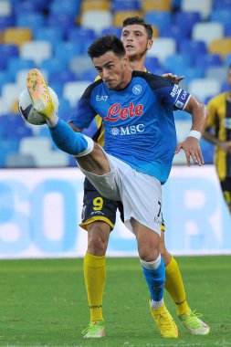 Napoli 'den Elmas oyuncusu ve Juve Stabia' dan Luca Pandolfi, Napoli ile Juve Stabia arasındaki dostluk maçı sonucu, Napoli 3, Juve Stabia 0, Diego Armando Maradona Stadyumu 'nda oynandı..