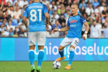 Napoli 'den Leo Ostigard oyuncusu, Napoli ile Juve Stabia arasındaki dostluk maçı sonucu, Napoli 3, Juve Stabia 0, Diego Armando Maradona Stadyumu' nda oynandı..