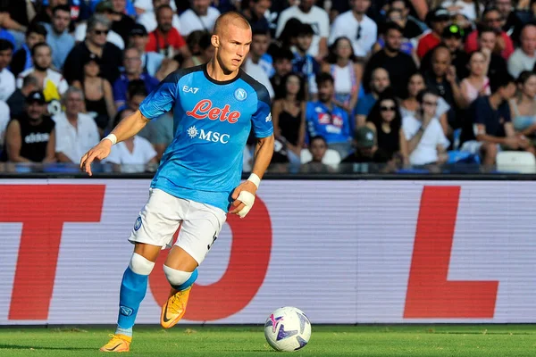 Napoli 'li Leo Ostigad oyuncusu, Napoli ile Juve Stabia arasındaki dostluk maçı sonucu, Napoli 3, Juve Stabia 0, Diego Armando Maradona Stadyumu' nda oynanan maç..