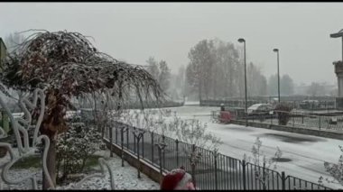 Sıcaklığın sıfıra yaklaşmasıyla, Torino 'da kar bol miktarda düşmeye başlar ve nüfusa rahatsızlık verir..