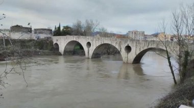 The level of the Volturno river rises in the city of Capua. The heavy rainfall and the abundant rains that have hit the Campania region have raised the level of the Volturno River, causing flooding, overflowing and inconvenience to the population.