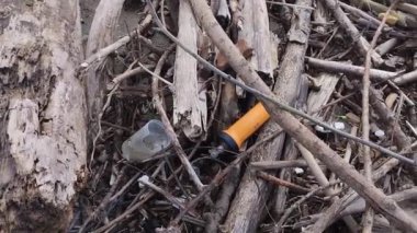 After the heavy rains and the abundant rainfall that caused strong storm surges and the flooding of the Volturno river and its overflowing, waste of all kinds poured onto the beaches of Castel Volturno.