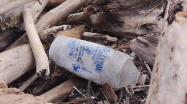After the heavy rains and the abundant rainfall that caused strong storm surges and the flooding of the Volturno river and its overflowing, waste of all kinds poured onto the beaches of Castel Volturno.