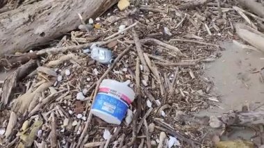 After the heavy rains and the abundant rainfall that caused strong storm surges and the flooding of the Volturno river and its overflowing, waste of all kinds poured onto the beaches of Castel Volturno.