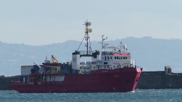 Немецкое Спасательное Судно Морской Глаз Прибывает Порт Неаполя 109 Мигрантами — стоковое видео