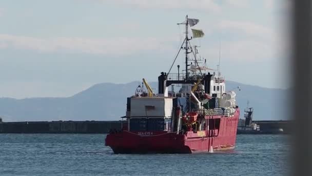 Alman Kurtarma Gemisi Sea Eye Napoli Limanına Küçük Kadın Dahil — Stok video