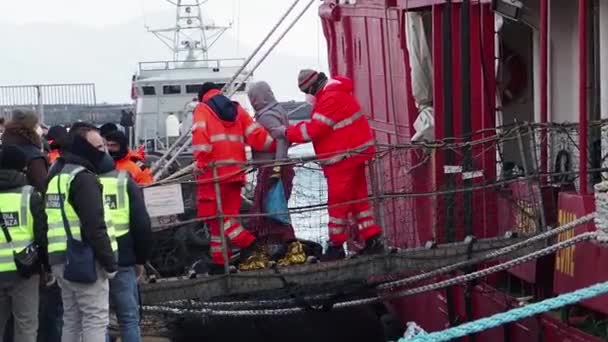 Barco Rescate Alemán Sea Eye Llega Puerto Nápoles Con 109 — Vídeo de stock