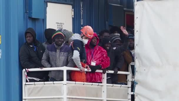 Německá Záchranná Loď Sea Eye Připlouvá Přístavu Neapol 109 Migranty — Stock video
