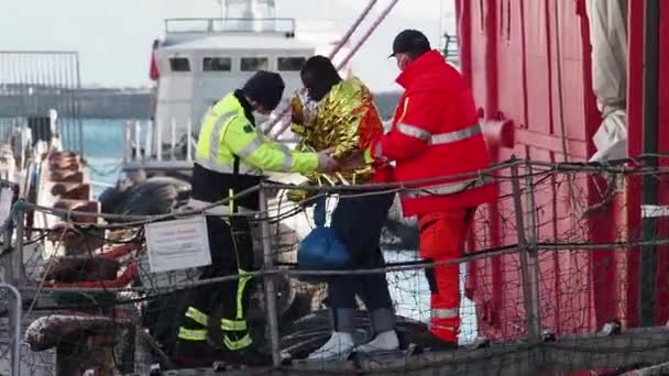 German Rescue Ship Sea Eye Arrives Port Naples 109 Migrants — 图库视频影像