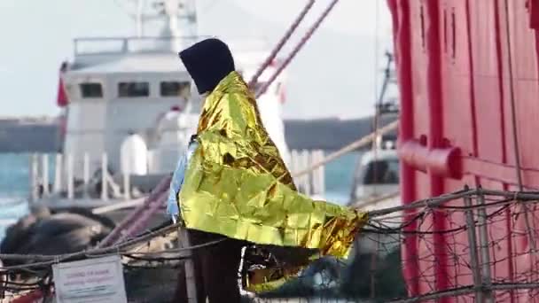 German Rescue Ship Sea Eye Arrives Port Naples 109 Migrants — 비디오