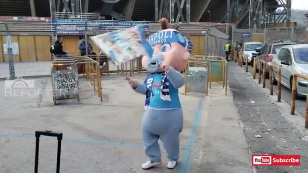 Marionetka Nowonarodzonego Fana Napoli Imieniu Ciruzzo Przed Stadionem Diego Armando — Wideo stockowe