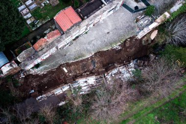 Due to the heavy rainfall and the adverse weather conditions that hit the Campania region, part of the cemetery of the city of Sant'Agata d Goti collapsed, pouring the nudes and bodies into the Martorano stream below