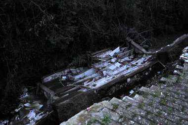 Due to the heavy rainfall and the adverse weather conditions that hit the Campania region, part of the cemetery of the city of Sant'Agata d Goti collapsed, pouring the nudes and bodies into the Martorano stream below